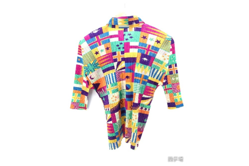 プリーツプーリツのブラウス