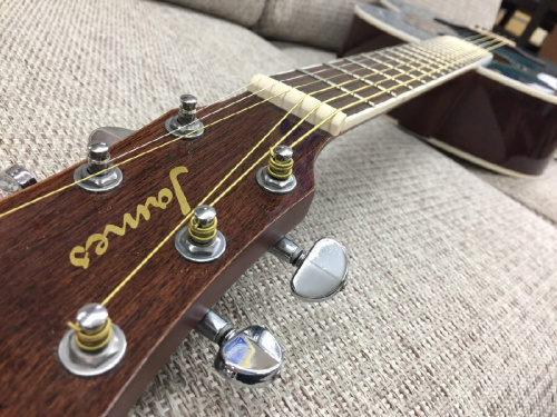 J-300Aのアコースティックギター