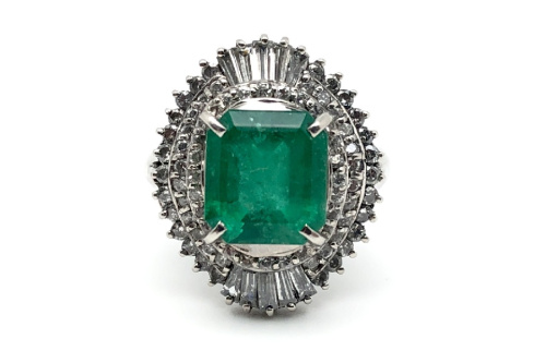 リングのエメラルド