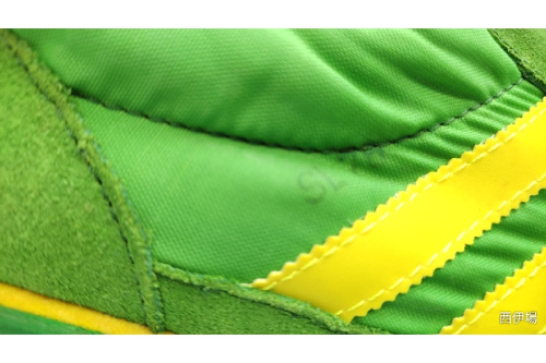 スニーカーのadidas