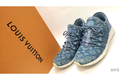 スニーカーのLOUIS VUITTON