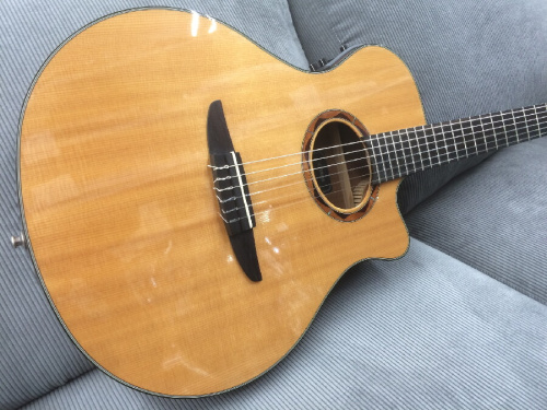 ガットギターのYAMAHA