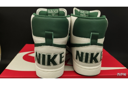 スニーカーのナイキ(NIKE)