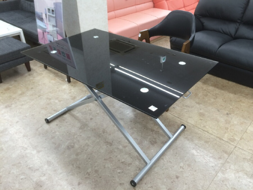 家具のテーブル