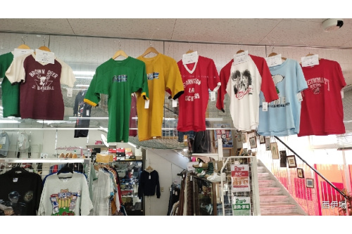 ファッションのTシャツ