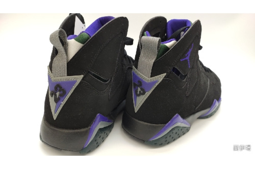スニーカーのナイキ（NIKE）