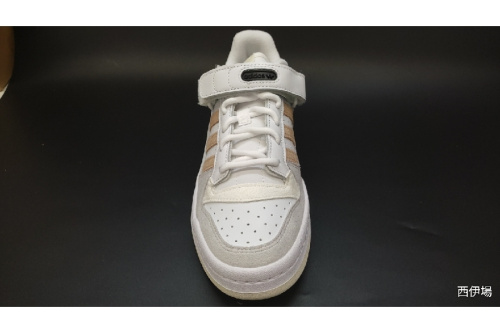 スニーカーのアディダス（adidas）