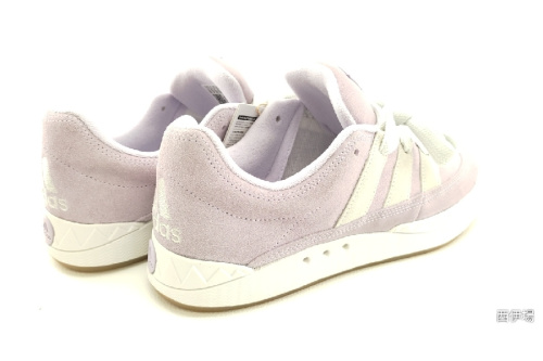 スニーカーのアディダス(adidas)