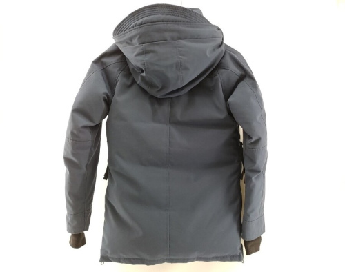 ダウンジャケットのカナダグース（CANADA GOOSE）