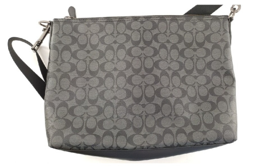ショルダーバッグのコーチ（COACH）