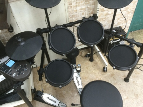 打楽器のアレシス（ALESIS）