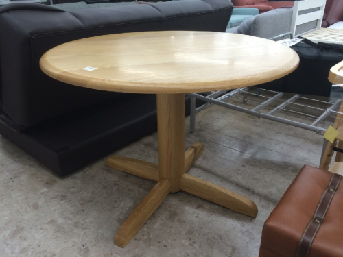 家具のテーブル