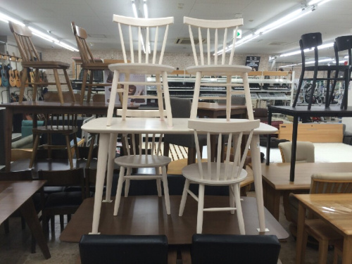 家具のダイニングテーブル
