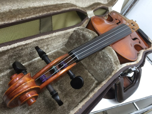 バイオリンのアウトフィット　バイオリン