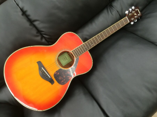 楽器のアコースティックギター