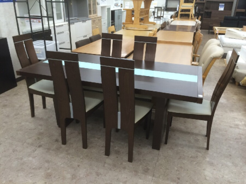 家具のダイニングテーブル