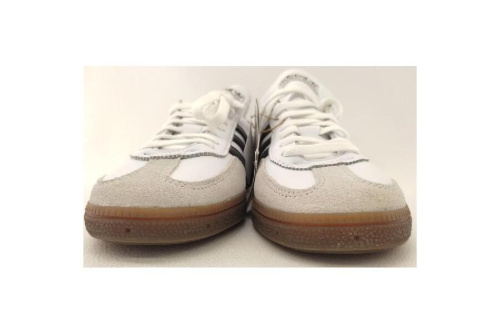 スニーカーのアディダス（adidas）
