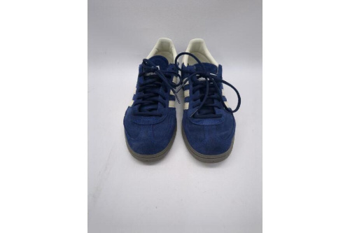 スニーカーのアディダス（adidas）