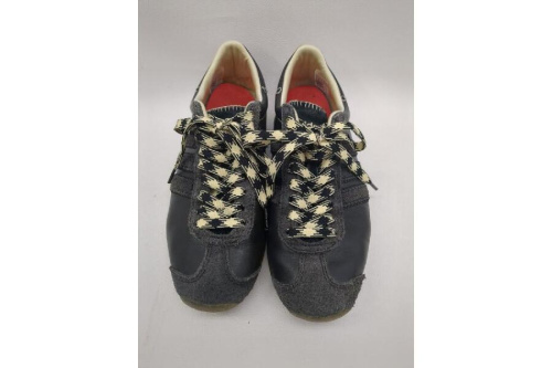 スニーカーのアディダス（adidas）