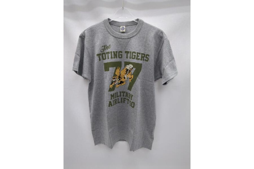 ファッションのTシャツ