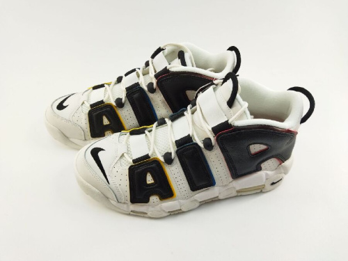 スニーカーのモアテン