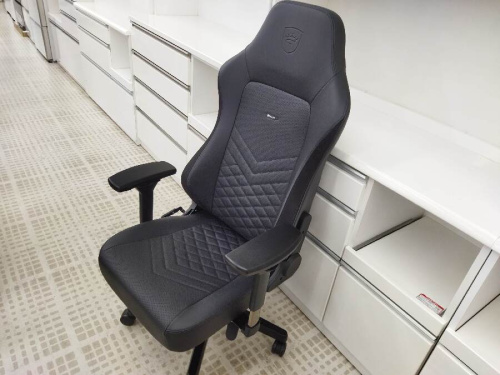 noblechairs(ノーブルチェアーズ)のHERO(ヒーロー)