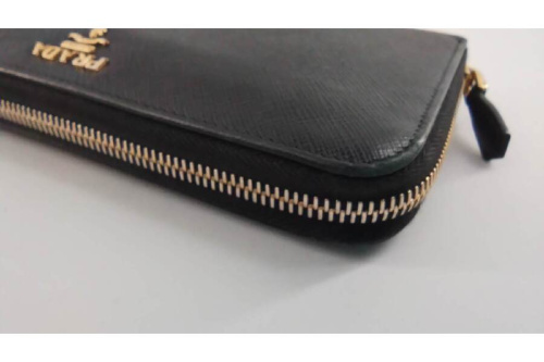 ラウンドファスナーの長財布