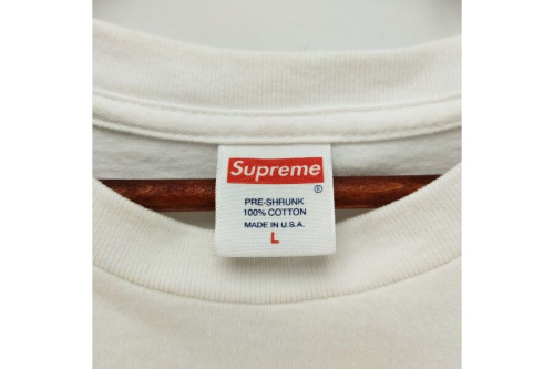 SupremeのプリントTシャツ