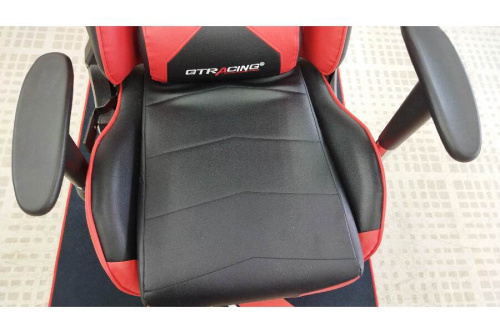 DX　RACER　のレッド✕ブラック