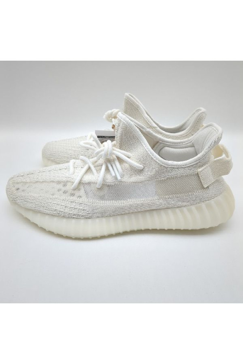 スニーカーのアディダス（adidas）