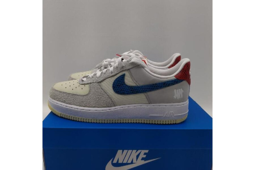 スニーカーのナイキ（NIKE）