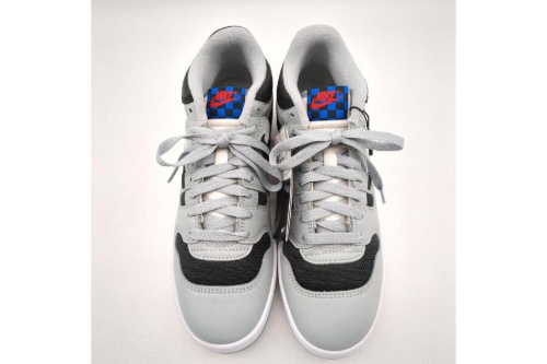スニーカーのナイキ（NIKE）