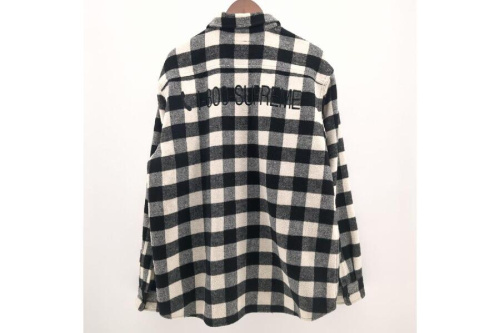 トップスのシュプリーム（Supreme）