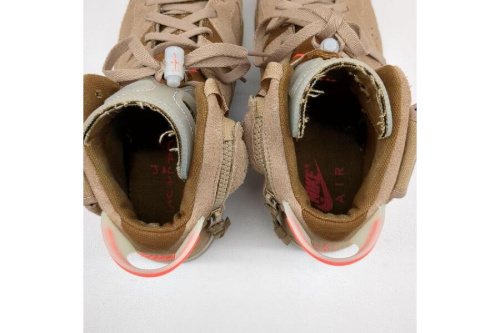 トラヴィススコット(Travis Scott)のハイカットスニーカー