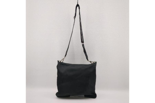 ショルダーバッグのプラダ（PRADA）