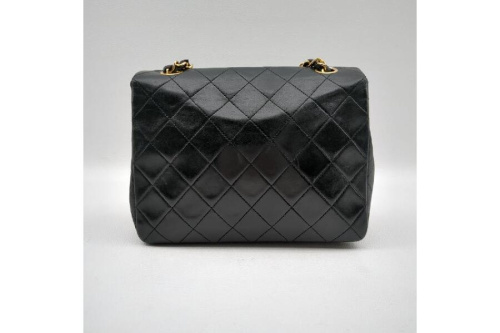 ショルダーバッグのシャネル(CHANEL)