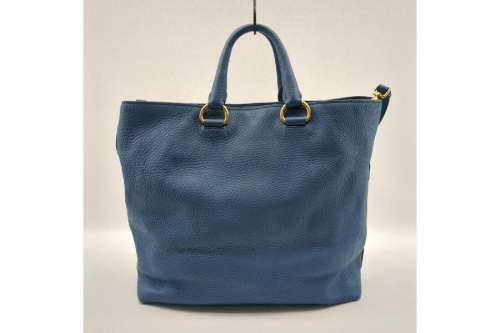 トートバッグのプラダ（PRADA）