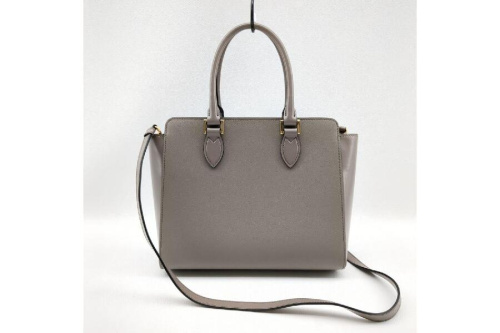 ハンドバッグのプラダ（PRADA）