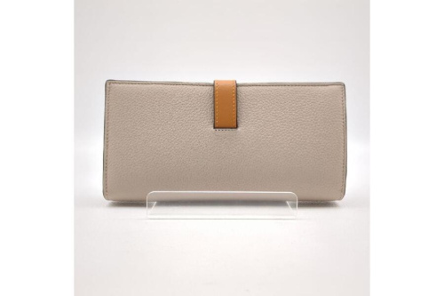 長財布のロエベ（LOEWE）