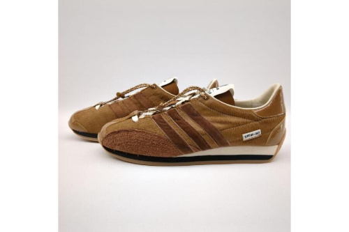 スニーカーのアディダス（adidas）