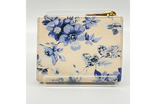 2つ折り財布のプラダ（PRADA）