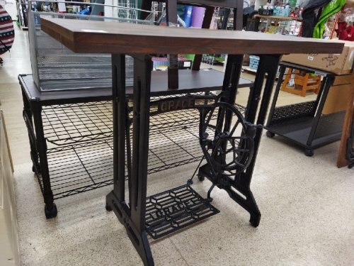 中古家具のテーブル