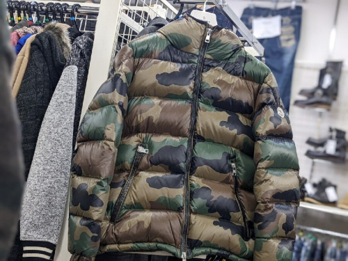 ダウンジャケットのモンクレール