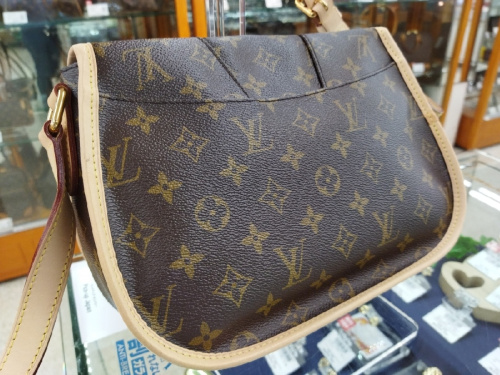 モノグラムのショルダーバッグ