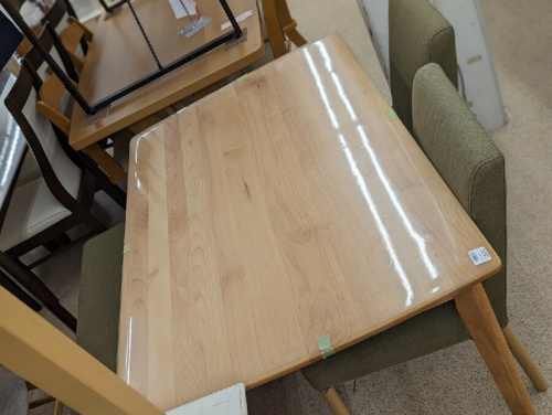 家具のダイニングテーブル