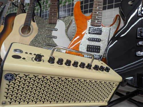 楽器のギターアンプ