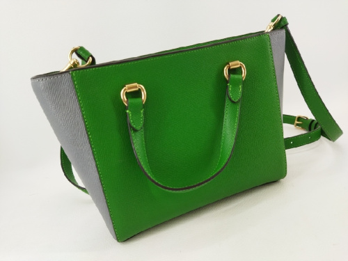 ショルダーバッグのコーチ（COACH）
