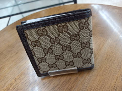 2つ折り財布のグッチ（GUCCI）