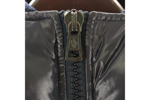 衣類のダウンジャケット