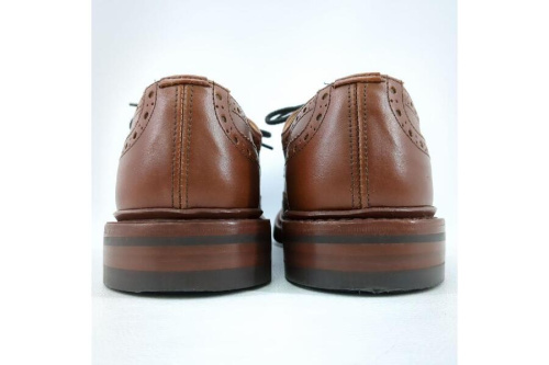 ブローグシューズのトリッカーズ